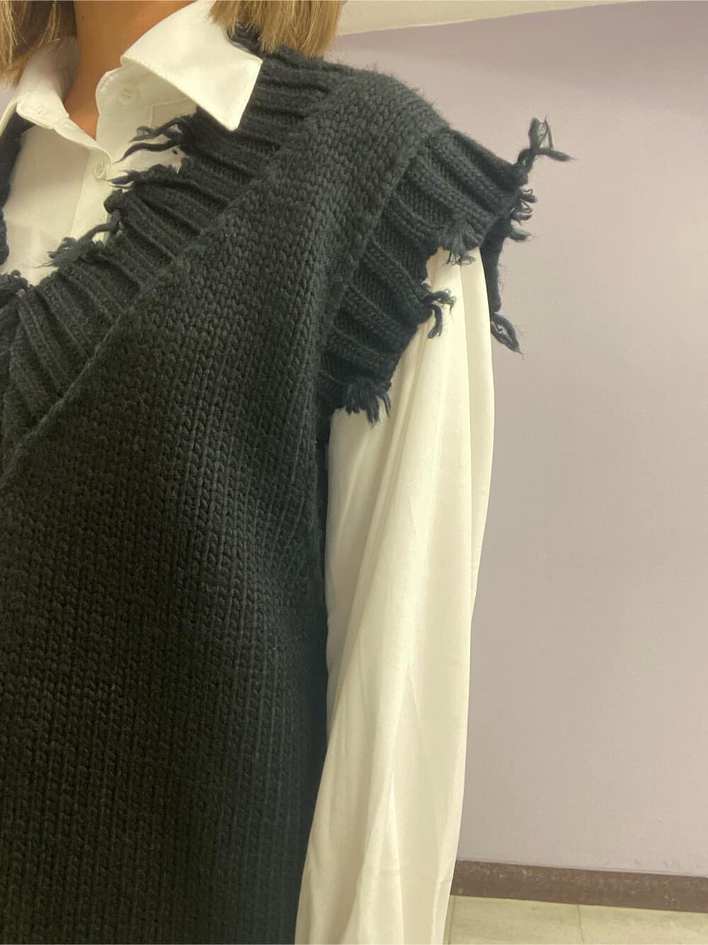 ブラック系のブーツ、ホワイト系のシャツ/ブラウス、ブラック系のスカートを着用したレディースの秋コーディネートの5枚目の写真