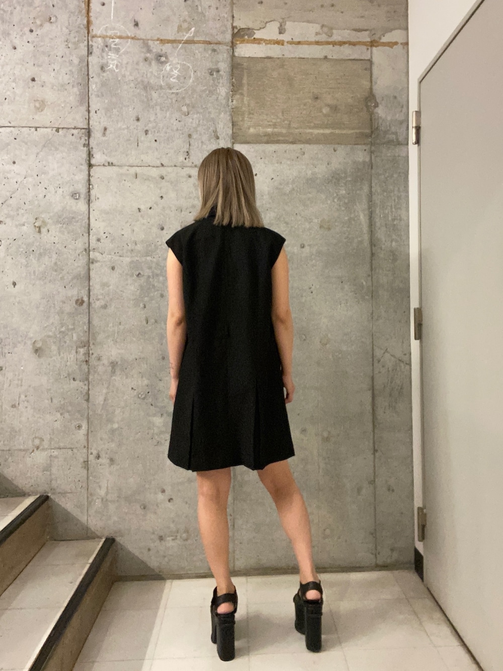 ブラック系のワンピース、ブルー系のキャミソール、ブラック系のその他パンツを着用したレディースの春コーディネートの3枚目の写真