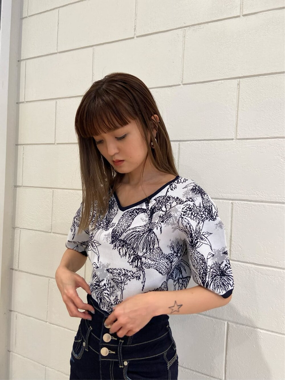 ブルー系のデニムパンツ、ブラック系のサンダル、その他のニット/セーターを着用したレディースの春コーディネートの4枚目の写真