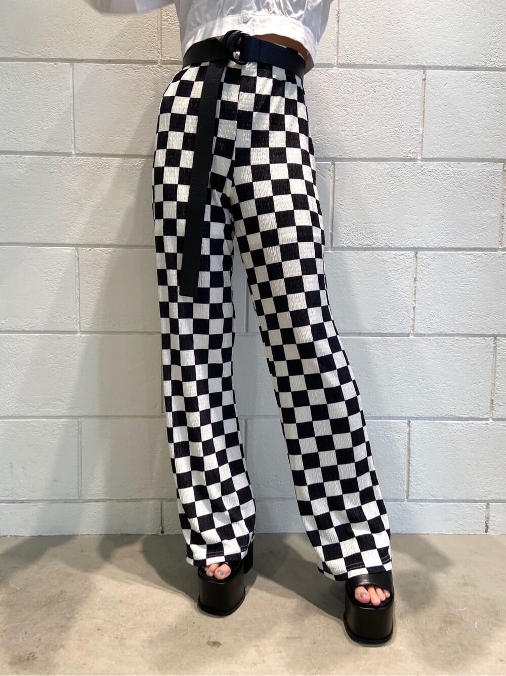 その他のその他パンツ、ブラック系のサンダル、ホワイト系のシャツ/ブラウスを着用したレディースの春コーディネートの6枚目の写真