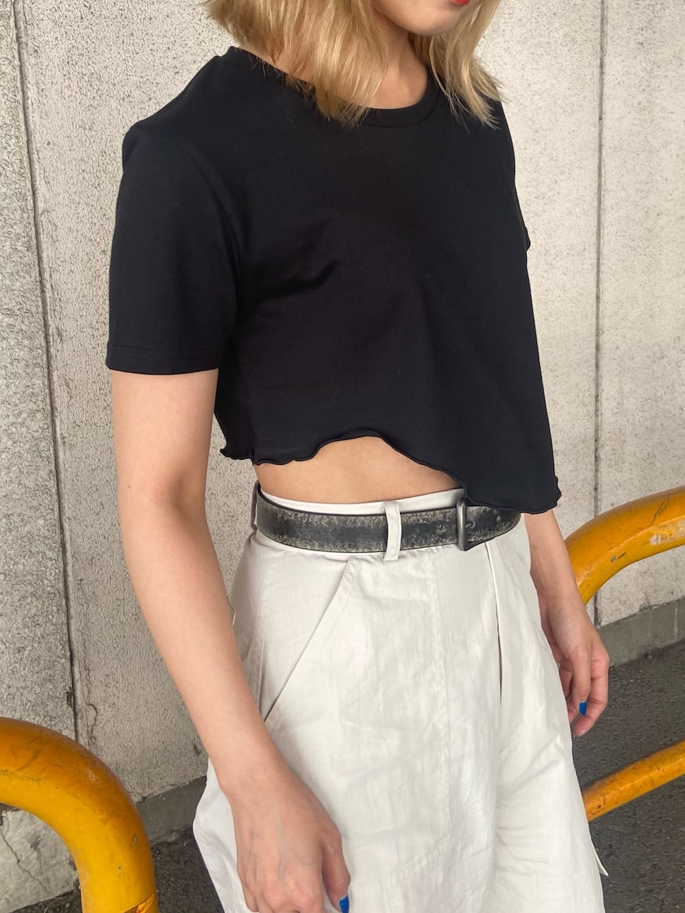 ブラック系のTシャツ/カットソー、ホワイト系のカーゴパンツ、ブラック系のサンダルを着用したレディースの夏コーディネートの6枚目の写真