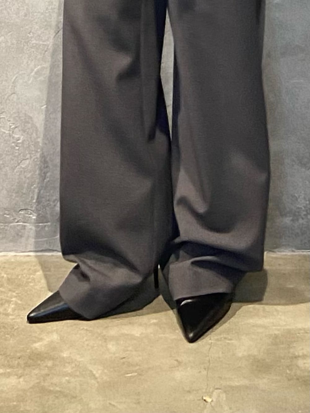 ブルー系のカーディガン/ボレロ、ブラック系のその他パンツ、ブラック系のパンプスを着用したレディースの冬コーディネートの7枚目の写真