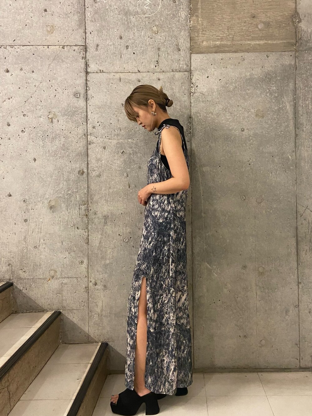 その他のワンピース、ブラック系のタンクトップ、ブラック系のサンダルを着用したレディースの夏コーディネートの2枚目の写真