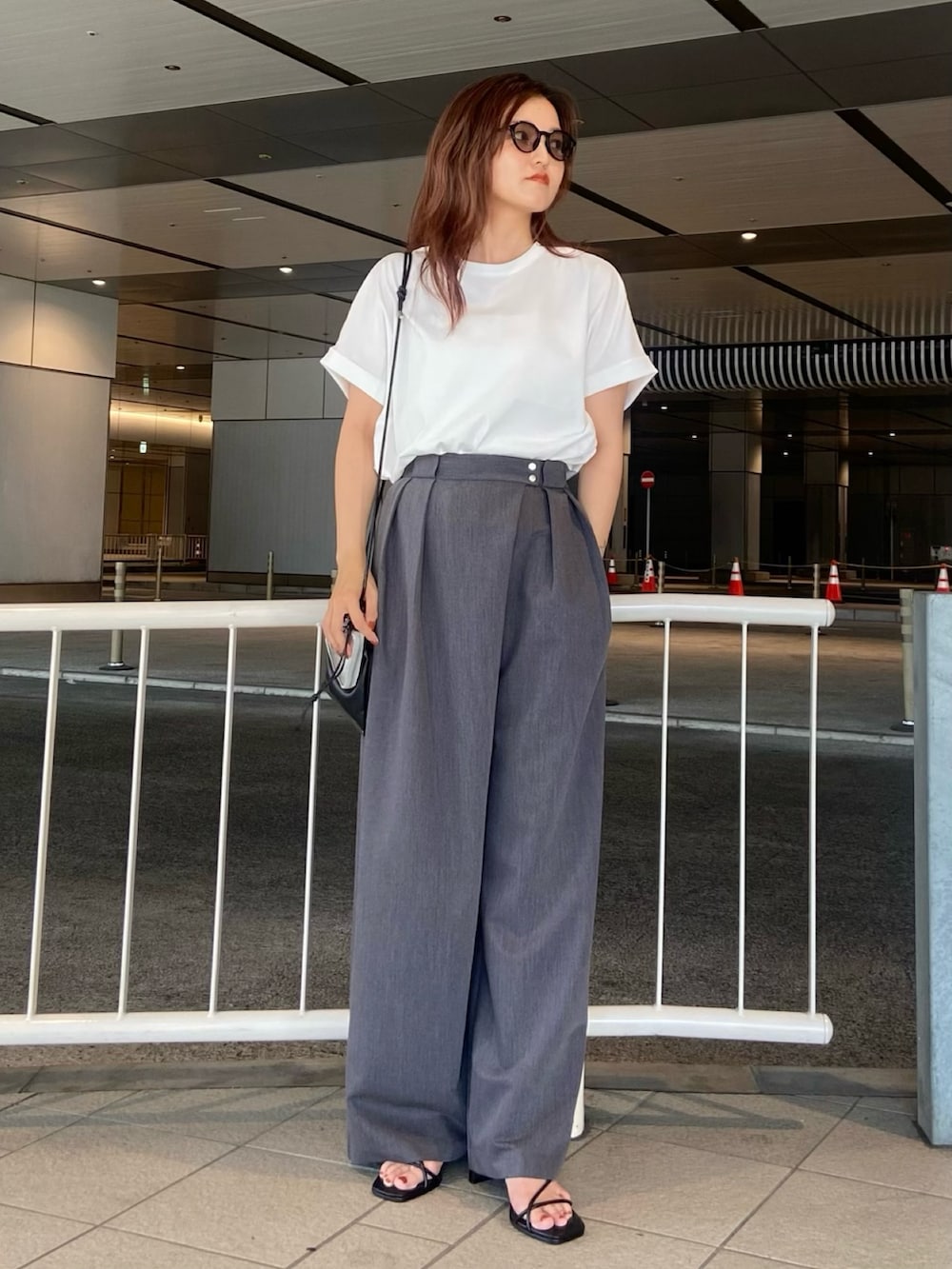 グレー系のその他パンツ、ブラック系のサンダル、ブラック系のショルダーバッグを着用したレディースの夏コーディネートの3枚目の写真