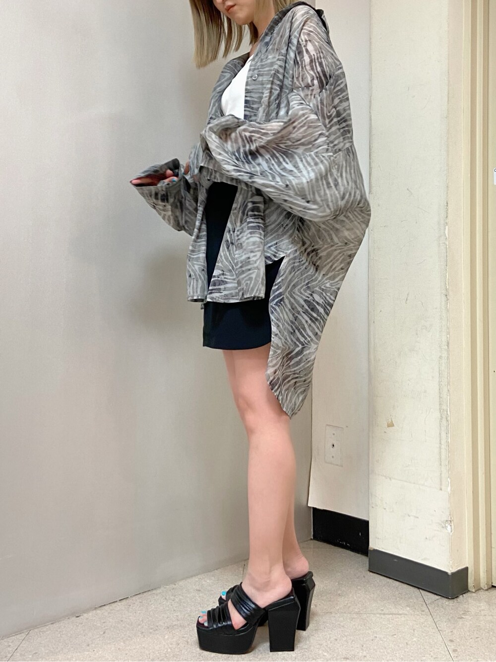 ブラック系のサンダル、その他のシャツ/ブラウス、ブラック系のスカートを着用したレディースの夏コーディネートの3枚目の写真