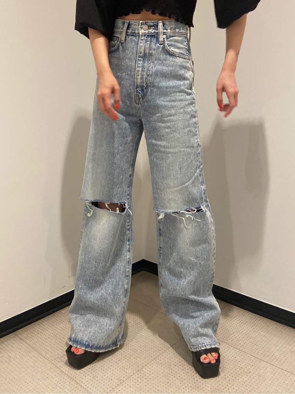 ブラック系のシャツ/ブラウス、ブラック系のサンダル、ブルー系のデニムパンツを着用したレディースの夏コーディネートの6枚目の写真