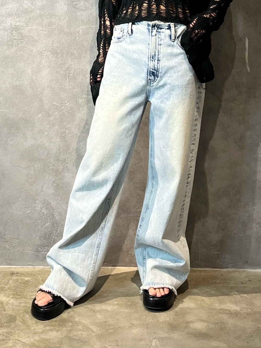 ブラック系のサンダル、ブラック系のニット/セーター、ホワイト系のキャミソールを着用したレディースの春コーディネートの6枚目の写真