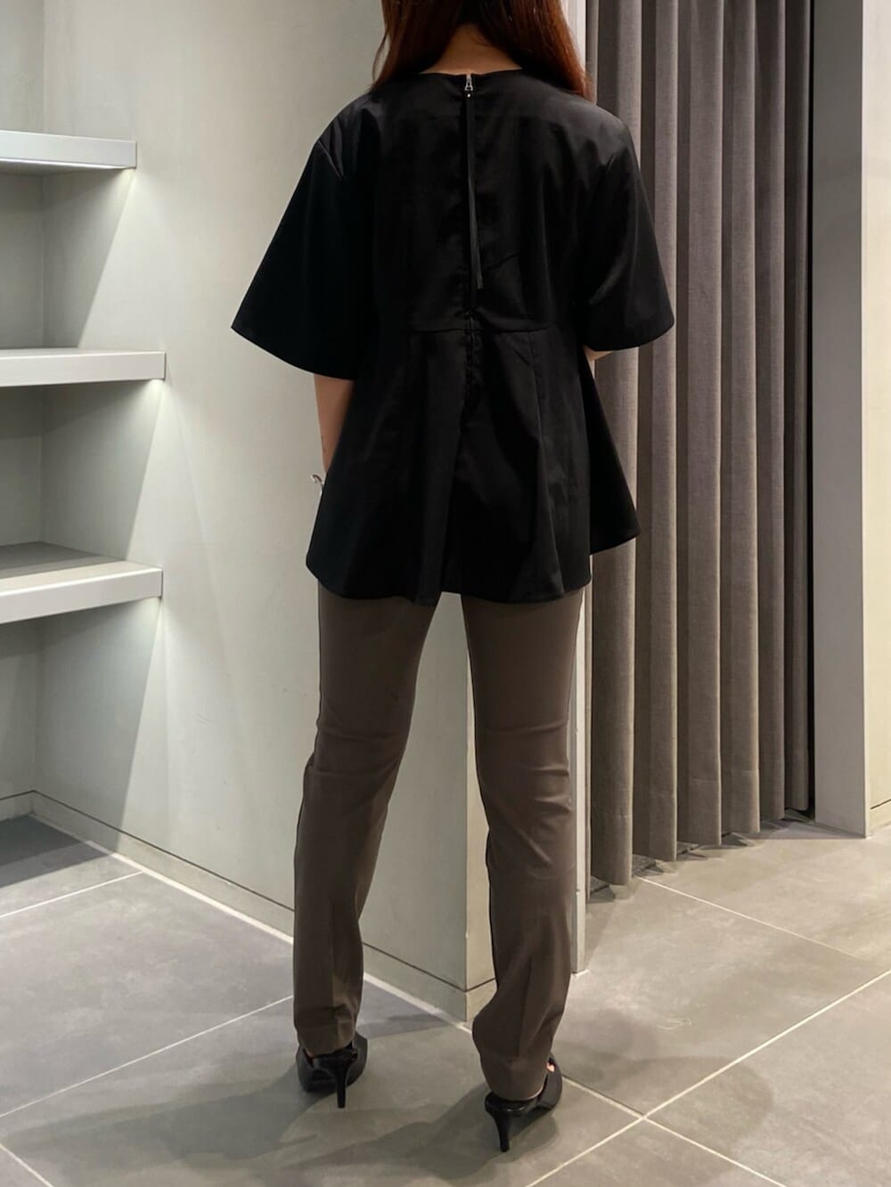 ブラック系のサンダル、ブラック系のシャツ/ブラウス、グレー系のその他パンツを着用したレディースの夏コーディネートの4枚目の写真