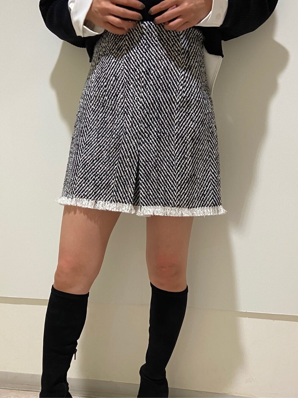 その他のスカート、ブラック系のブーツ、ブラック系のニット/セーターを着用したレディースの冬コーディネートの5枚目の写真