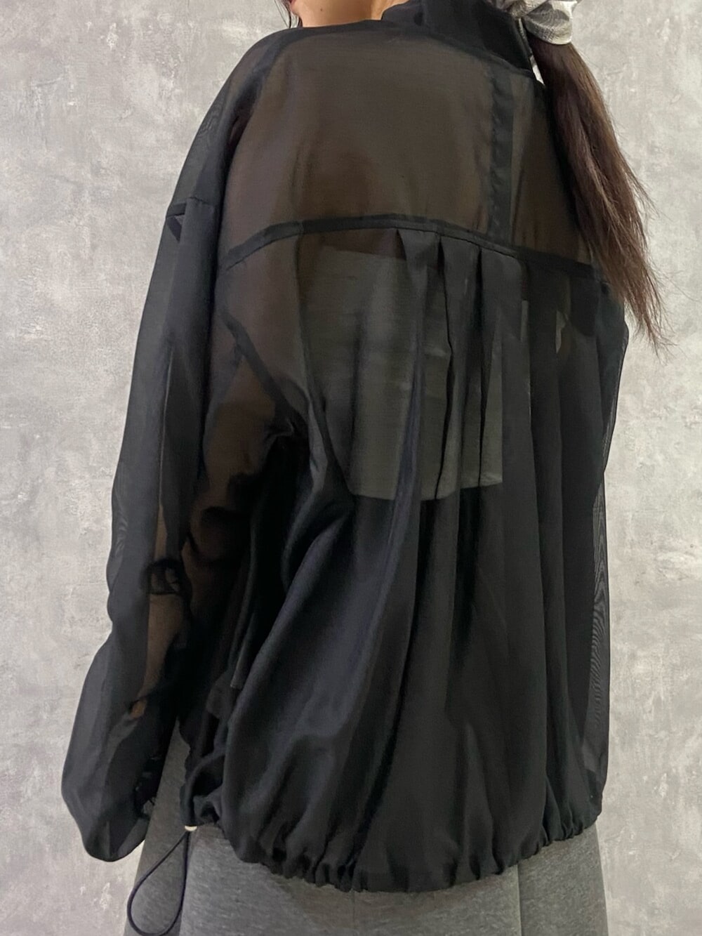 シルバー系のパンプス、ホワイト系のキャミソール、ブラック系のブルゾンを着用したレディースの春コーディネートの5枚目の写真