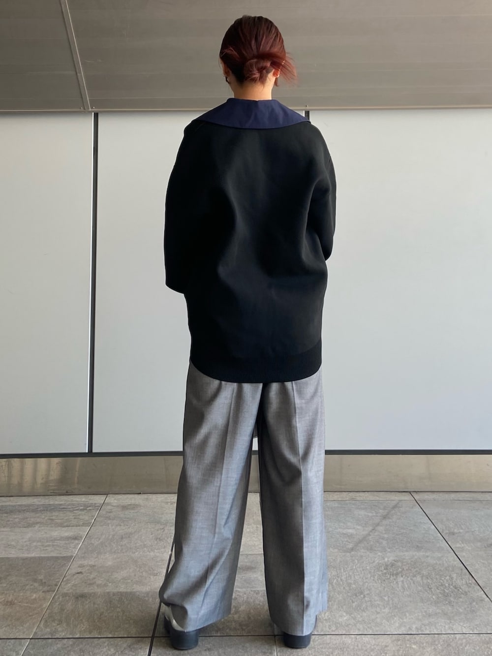 ブラック系のカーディガン/ボレロ、ブルー系のシャツ/ブラウス、シルバー系のハンドバッグを着用したレディースの秋コーディネートの3枚目の写真