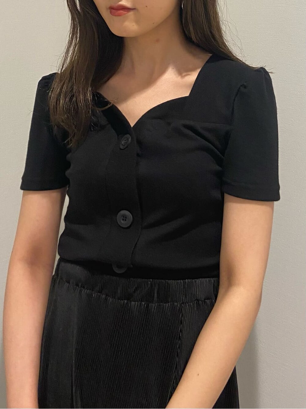 ブラック系のサンダル、ブラック系のスカート、ブラック系のTシャツ/カットソーを着用したレディースの夏コーディネートの4枚目の写真