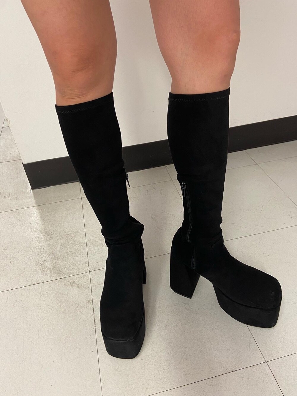 ブラック系のその他パンツ、ブラック系のブーツ、ブラック系のニット/セーターを着用したレディースの秋コーディネートの7枚目の写真