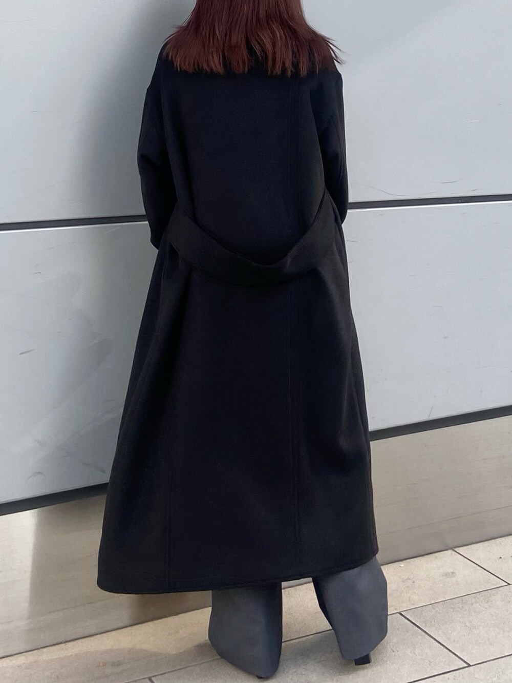 ブラック系のその他アウター、グレー系のその他パンツ、ブラック系のブーツを着用したレディースの冬コーディネートの3枚目の写真