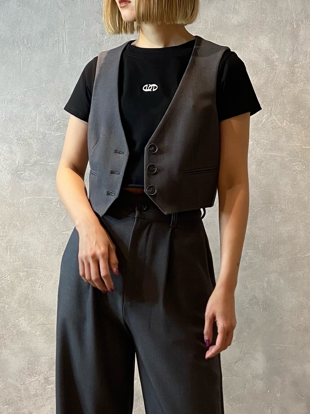 ブラック系のTシャツ/カットソー、グレー系のその他パンツ、ブラック系のパンプスを着用したレディースの冬コーディネートの5枚目の写真