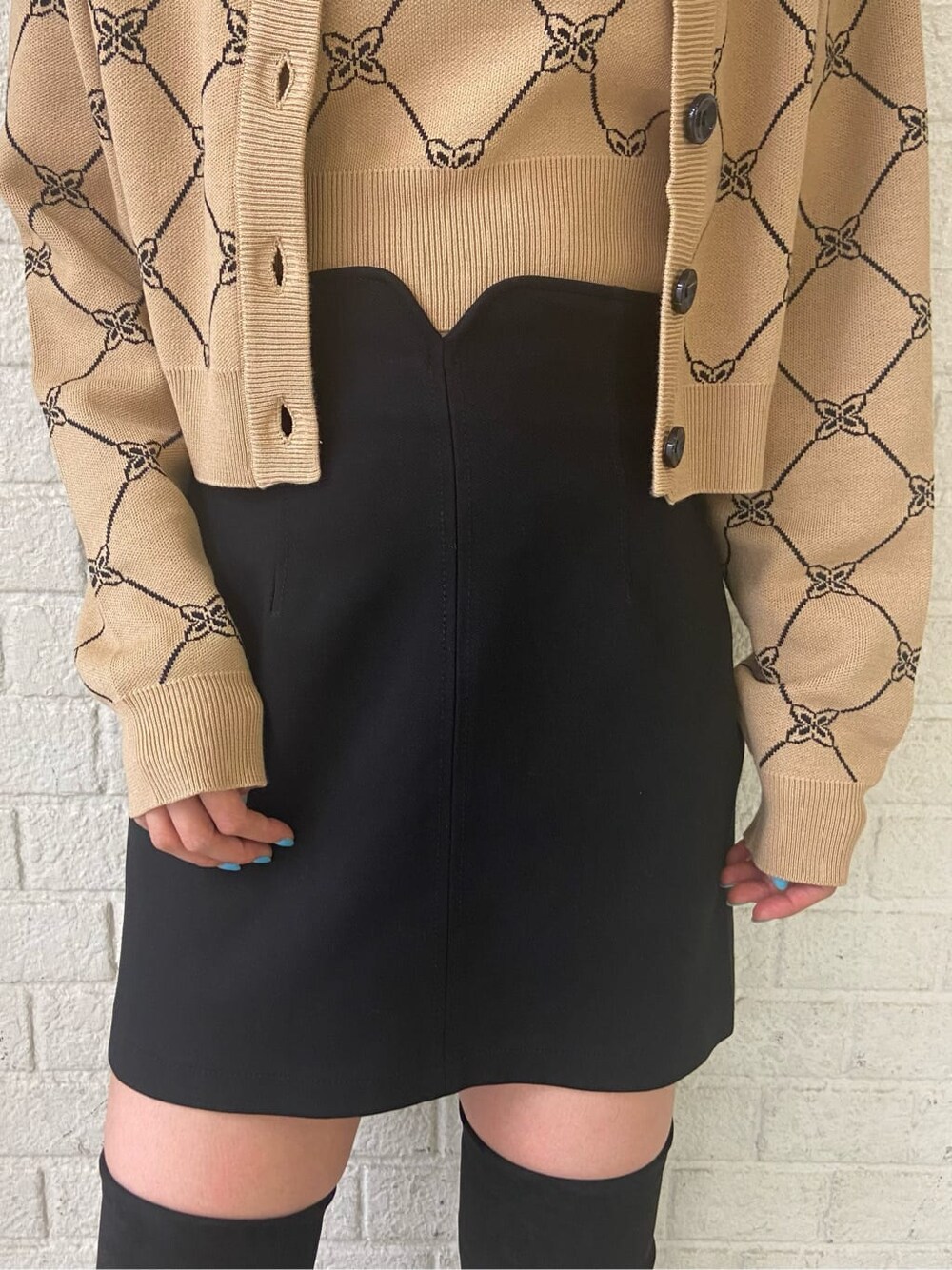 その他のニット/セーター、ブラック系のブーツ、ブラック系のスカートを着用したレディースの秋コーディネートの7枚目の写真