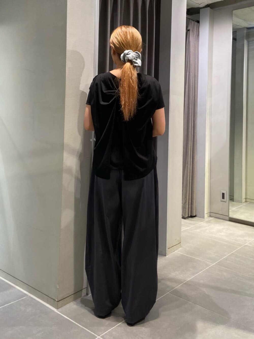 ブラック系のサンダル、ブラック系のTシャツ/カットソー、グレー系のその他パンツを着用したレディースの夏コーディネートの4枚目の写真