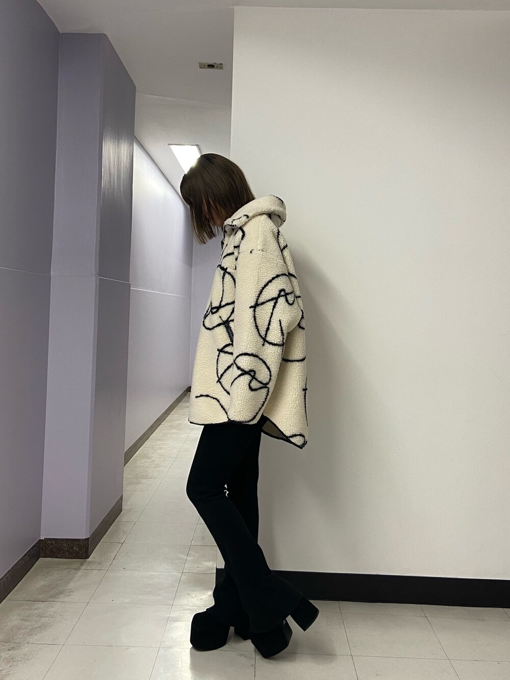 ブラック系のその他パンツ、ブラック系のブーツ、ブラック系のニット/セーターを着用したレディースの秋コーディネートの2枚目の写真