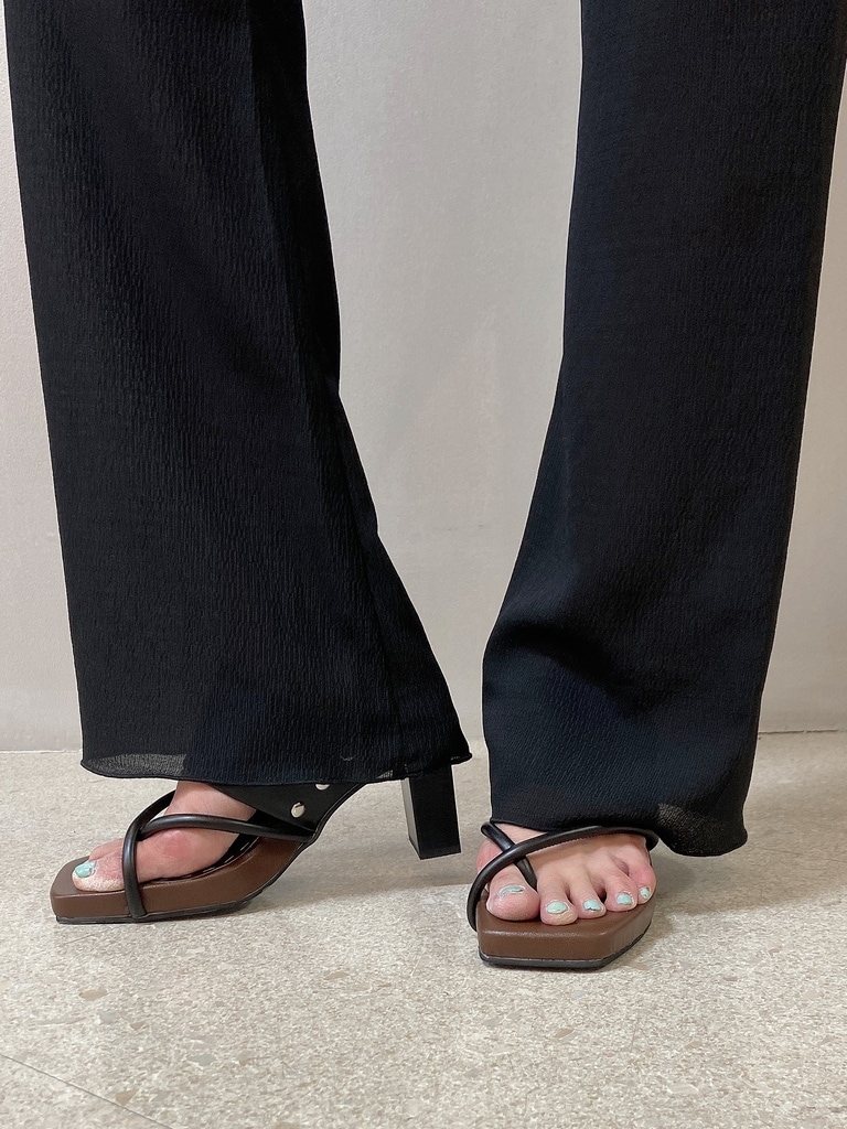 ブラック系のサンダル、ブラック系のその他パンツ、その他のシャツ/ブラウスを着用したレディースの夏コーディネートの4枚目の写真