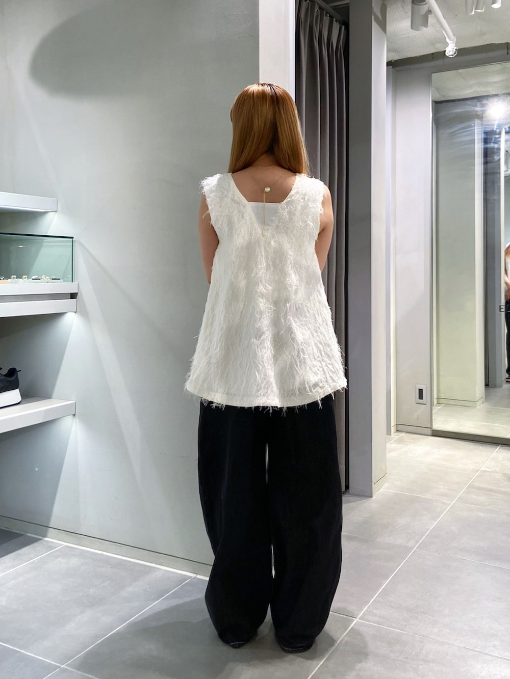 ホワイト系のシャツ/ブラウス、ブラック系のデニムパンツ、ブラック系のサンダルを着用したレディースの夏コーディネートの3枚目の写真