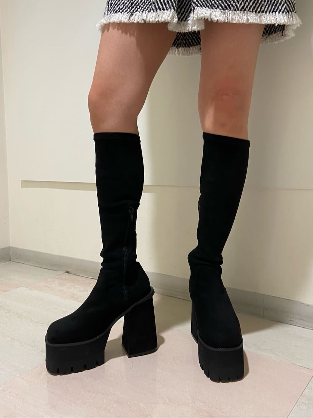 その他のスカート、ブラック系のブーツ、ブラック系のニット/セーターを着用したレディースの冬コーディネートの6枚目の写真