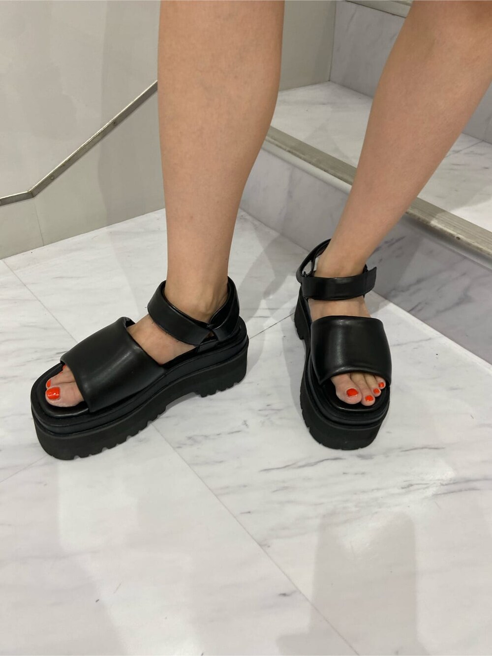 ホワイト系のタンクトップ、ブラック系のサンダル、ブラック系のシャツ/ブラウスを着用したレディースの夏コーディネートの7枚目の写真