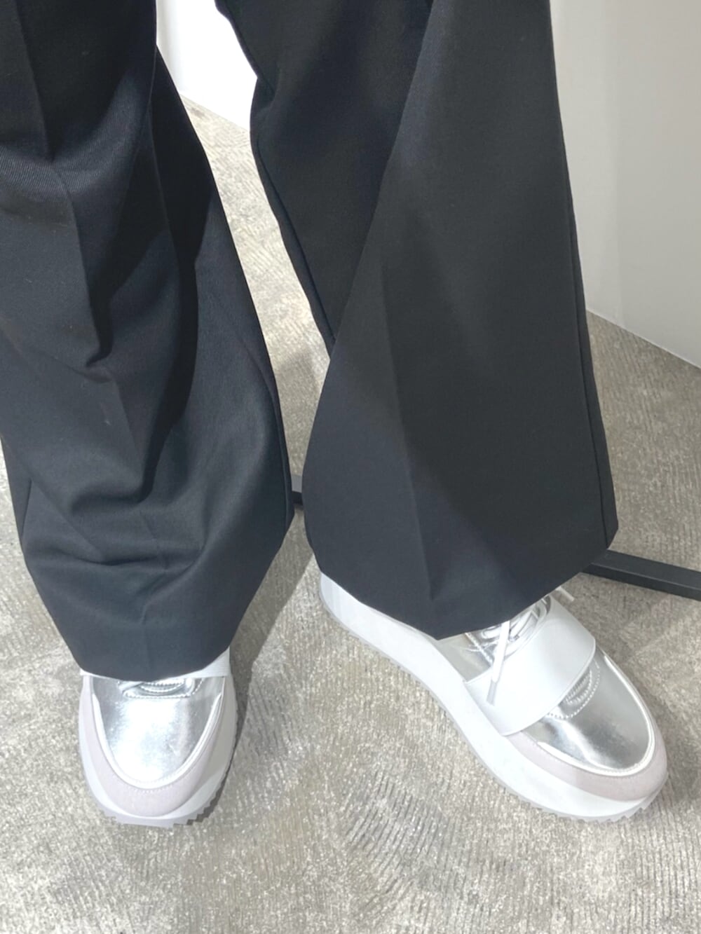 ホワイト系のシャツ/ブラウス、シルバー系のスニーカーを着用したレディースの冬コーディネートの5枚目の写真