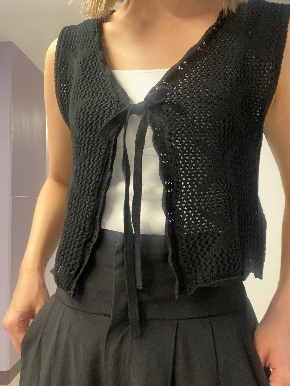 ブラック系のニット/セーター、ホワイト系のニット/セーター、ブラック系のその他パンツを着用したレディースの春コーディネートの4枚目の写真