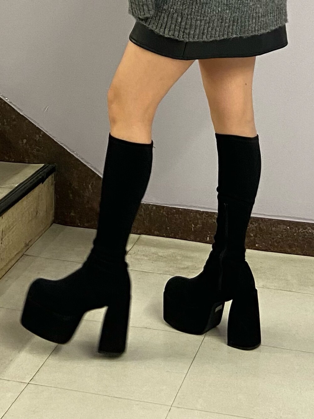 グレー系のニット/セーター、ブラック系のショルダーバッグ、その他のスカートを着用したレディースの秋コーディネートの8枚目の写真