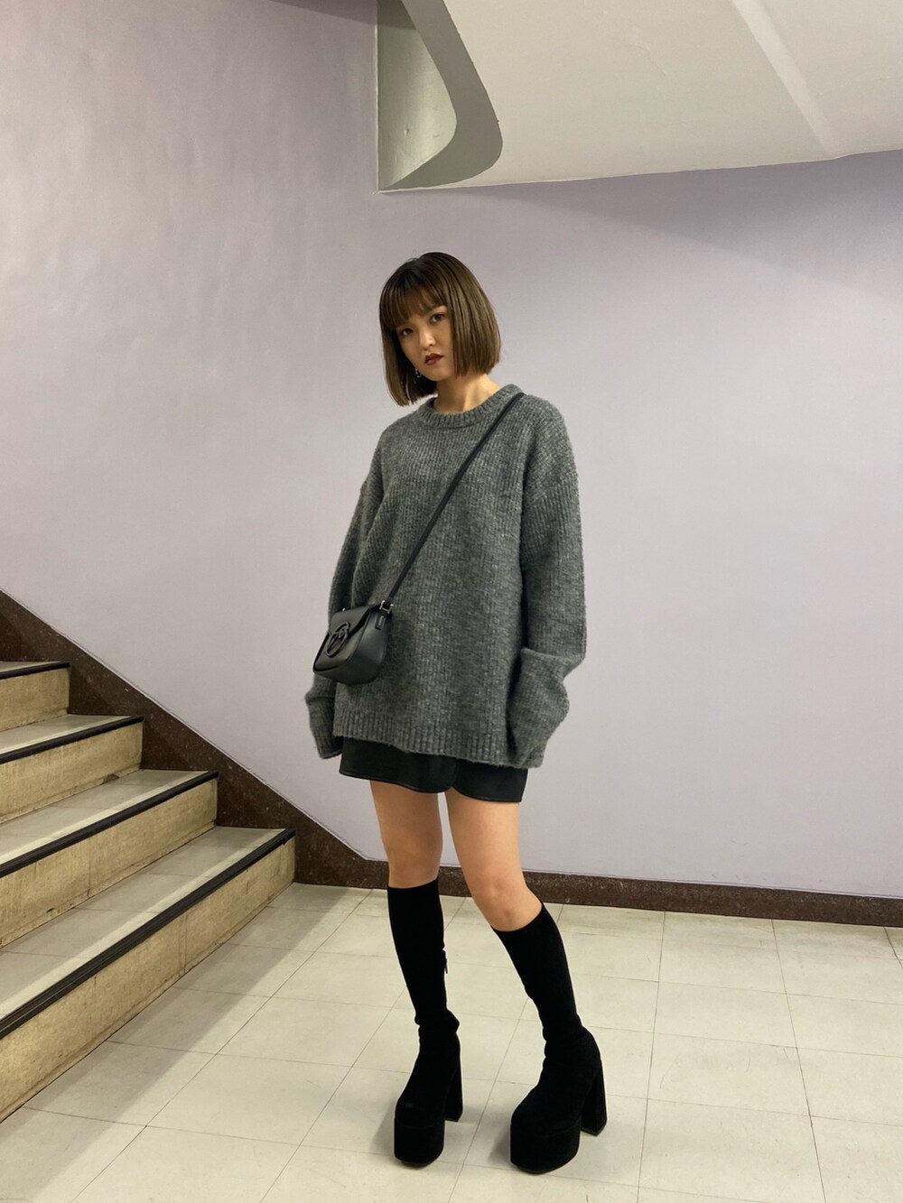 グレー系のニット/セーター、ブラック系のショルダーバッグ、その他のスカートを着用したレディースの秋コーディネートの3枚目の写真