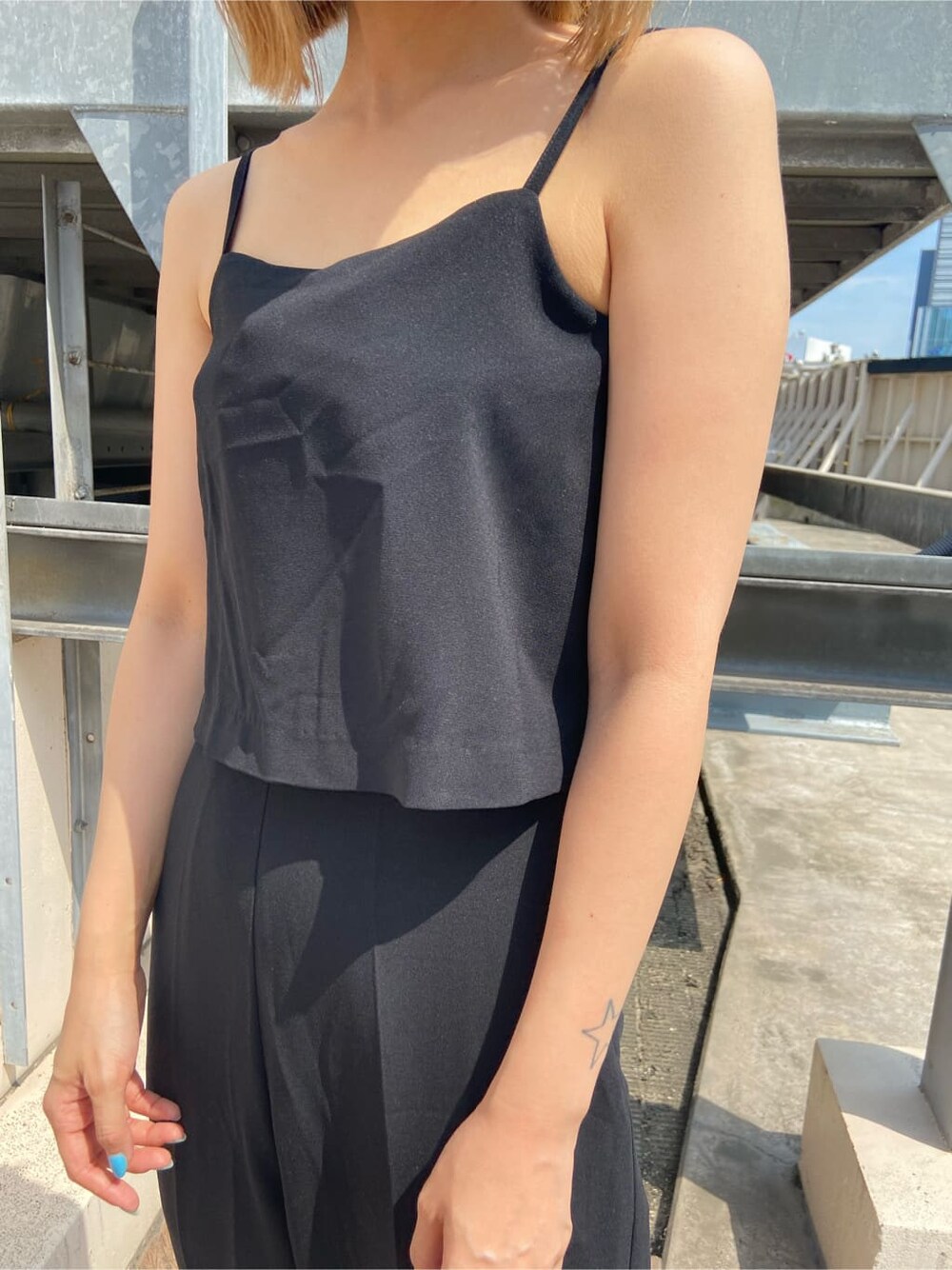 ブラック系のつなぎ/オールインワン、ブラック系のサンダル、ブラック系のハットを着用したレディースの夏コーディネートの6枚目の写真