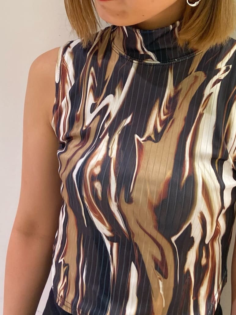 ブラック系のその他パンツ、ブラック系のサンダル、その他のTシャツ/カットソーを着用したレディースの夏コーディネートの4枚目の写真