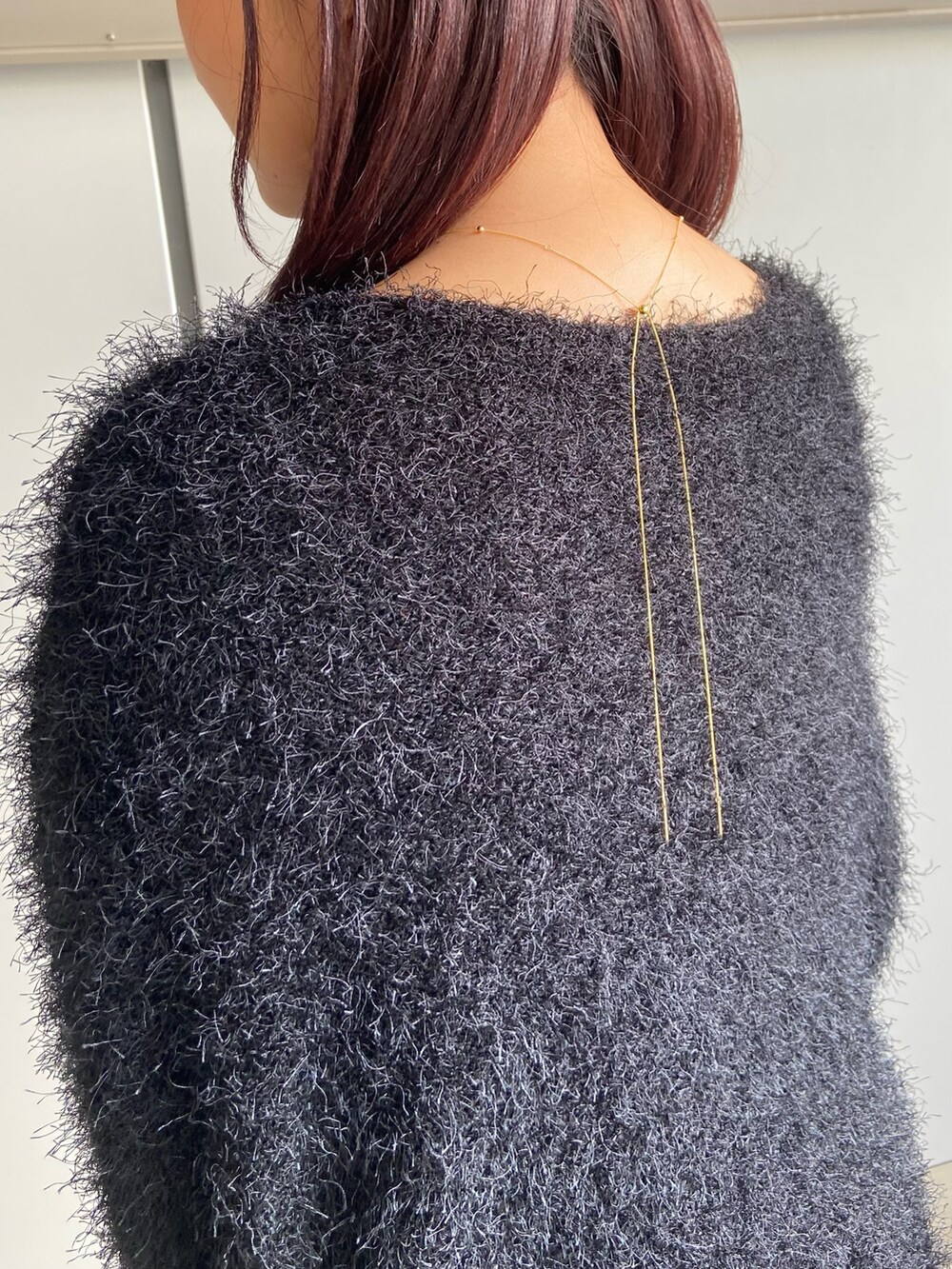 ブラック系のスカート、ブラウン系のボストンバッグ、ブラック系のブーツを着用したレディースの冬コーディネートの9枚目の写真