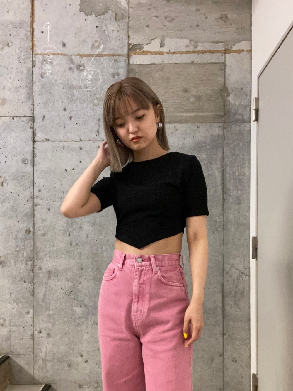 ブラック系のTシャツ/カットソー、ピンク系のデニムパンツ、ブラック系のサンダルを着用したレディースの春コーディネートの5枚目の写真