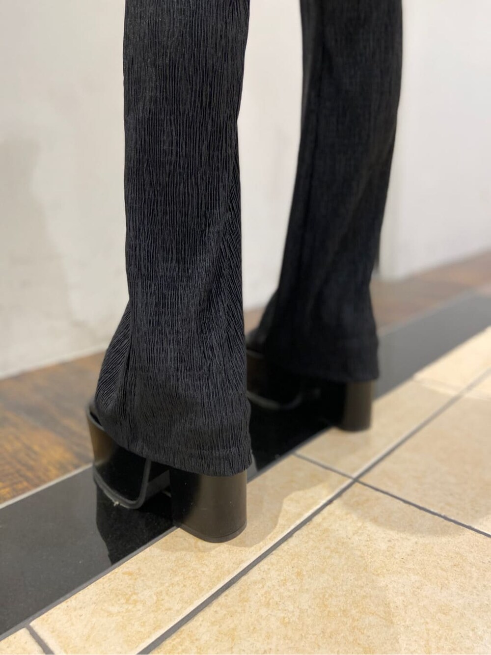 ホワイト系のキャミソール、イエロー系のシャツ/ブラウス、ブラック系のその他パンツを着用したレディースの春コーディネートの8枚目の写真