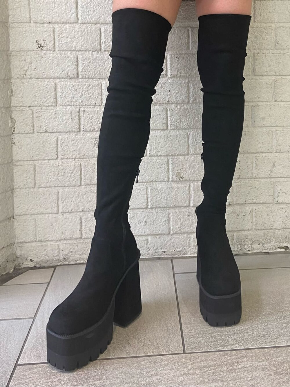 その他のニット/セーター、ブラック系のブーツ、ブラック系のスカートを着用したレディースの秋コーディネートの8枚目の写真