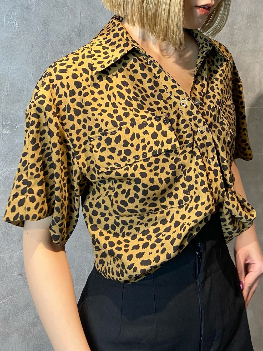 その他のシャツ/ブラウス、ブラック系のサンダル、ブラック系のスカートを着用したレディースの春コーディネートの6枚目の写真