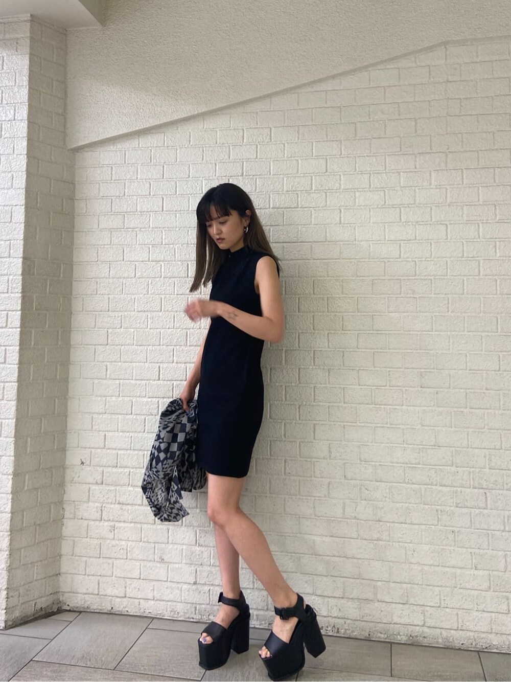 ブラック系のサンダル、その他のシャツ/ブラウス、ブラック系のワンピースを着用したレディースの春コーディネートの2枚目の写真
