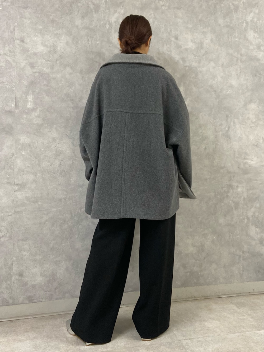 ブラック系のその他パンツ、シルバー系のブーツ、グレー系のその他アウターを着用したレディースの冬コーディネートの3枚目の写真