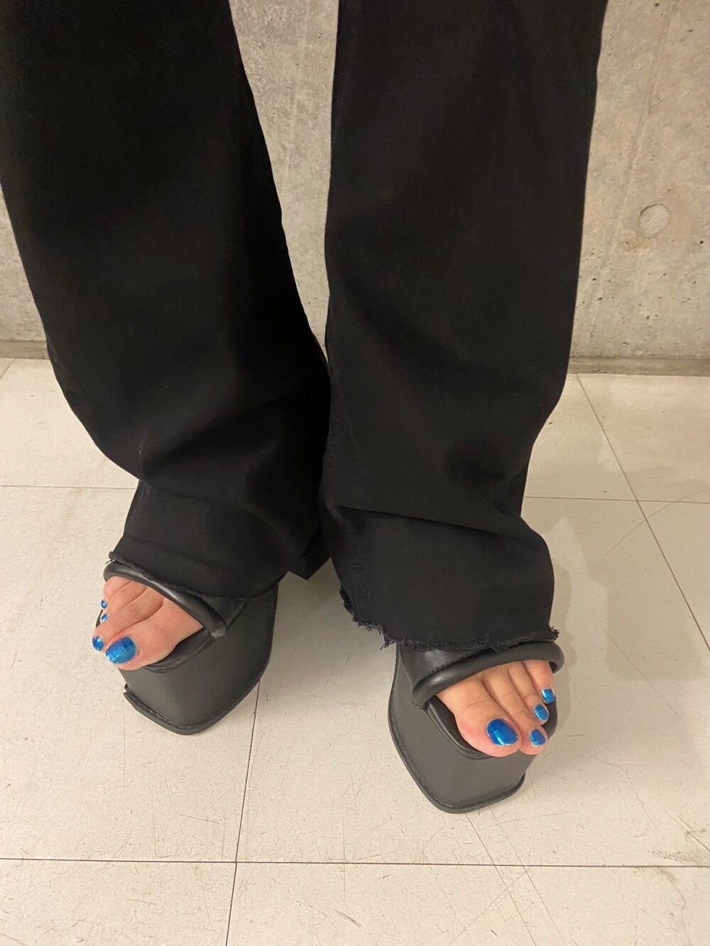 ベージュ系のTシャツ/カットソー、ブラック系のデニムパンツ、ブラック系のサンダルを着用したレディースの夏コーディネートの6枚目の写真