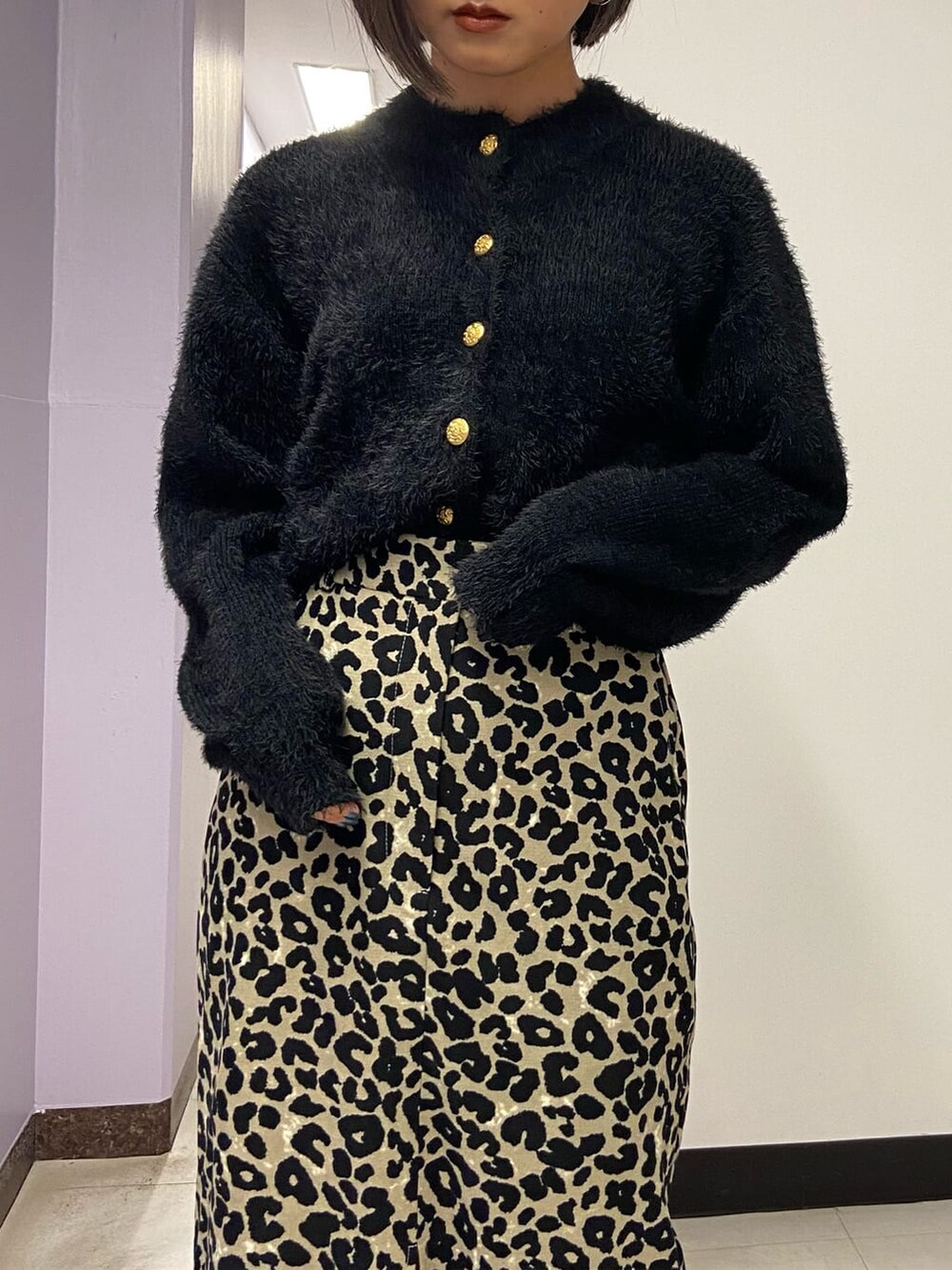 ブラック系のブーツ、ブラック系のカーディガン/ボレロ、その他のスカートを着用したレディースの秋コーディネートの6枚目の写真