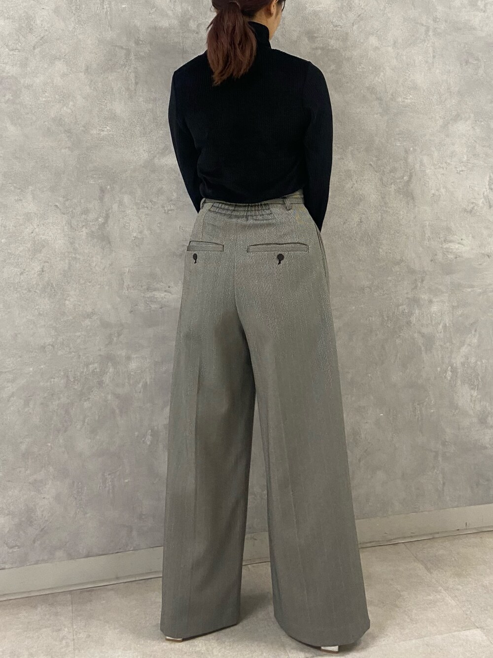 ブラック系のTシャツ/カットソー、ブラック系のその他パンツ、シルバー系のブーツを着用したレディースの秋コーディネートの3枚目の写真