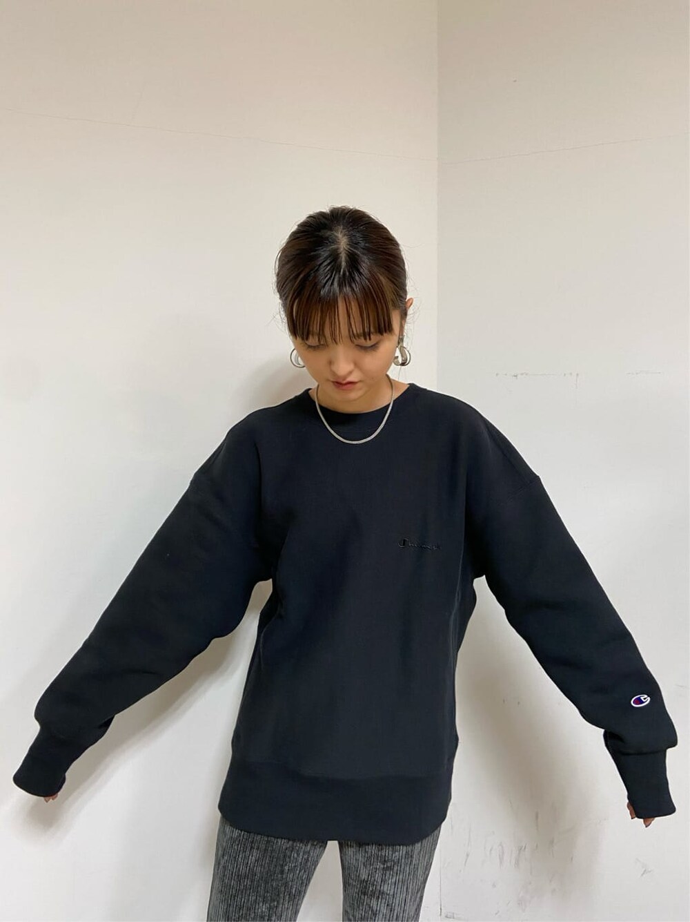 ブラック系のスウェット、グレー系のその他パンツ、ブラック系のローファーを着用したレディースの秋コーディネートの2枚目の写真