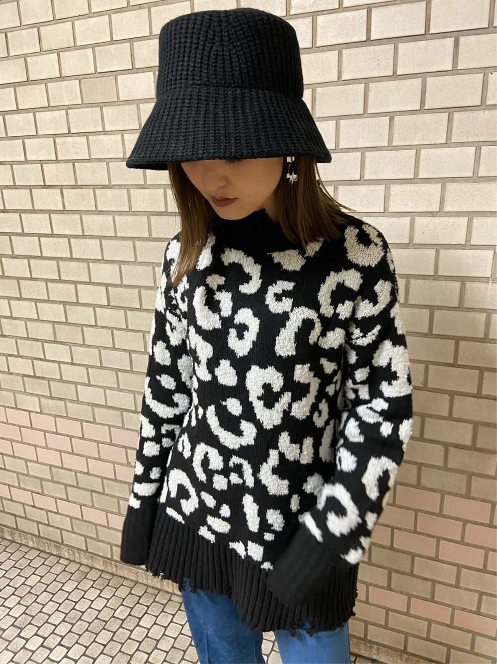 ブルー系のその他パンツ、ブラック系のニット/セーター、ブラック系のローファーを着用したレディースの冬コーディネートの5枚目の写真