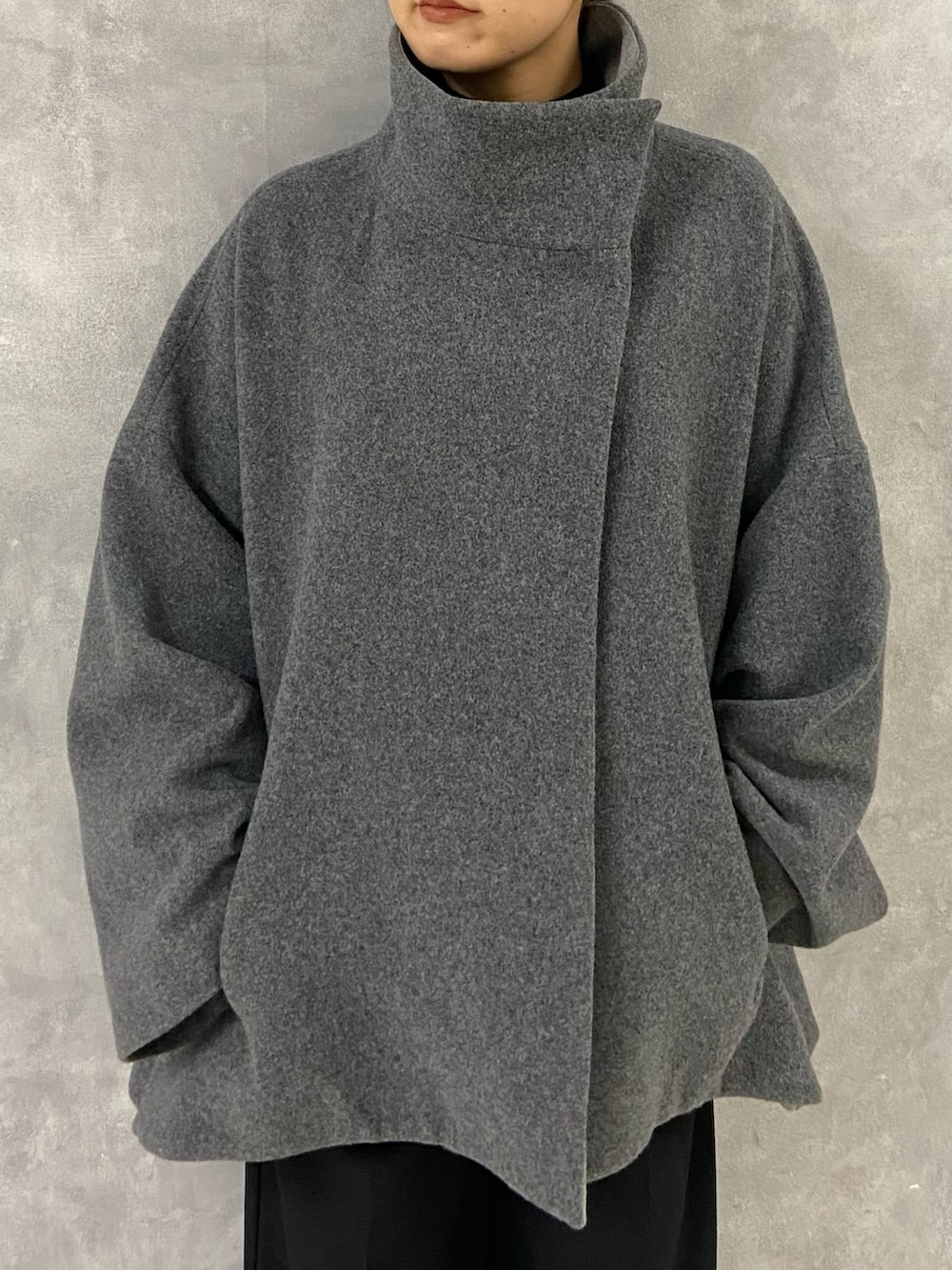 ブラック系のその他パンツ、シルバー系のブーツ、グレー系のその他アウターを着用したレディースの冬コーディネートの7枚目の写真