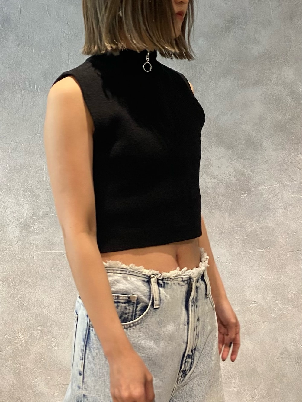 ブルー系のデニムパンツ、ブラック系のサンダルを着用したレディースの春コーディネートの5枚目の写真