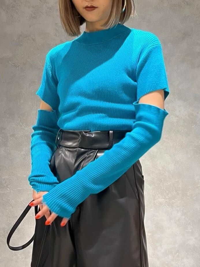 ブラック系のハンドバッグ、ブルー系のニット/セーター、ブラック系のその他パンツを着用したレディースの秋コーディネートの4枚目の写真