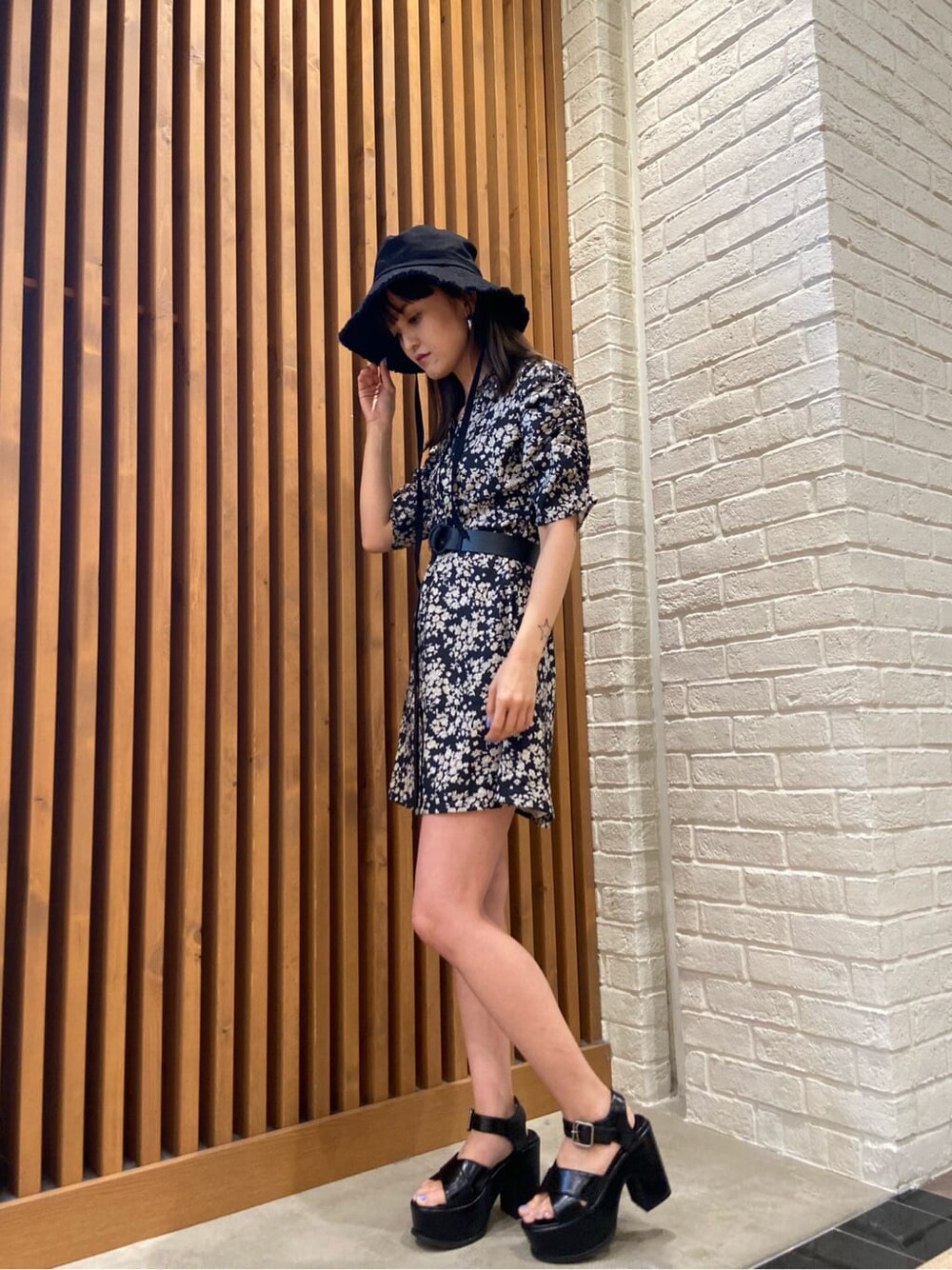 その他のワンピース、ブラック系のサンダル、ブラック系のベルトを着用したレディースの春コーディネートの3枚目の写真