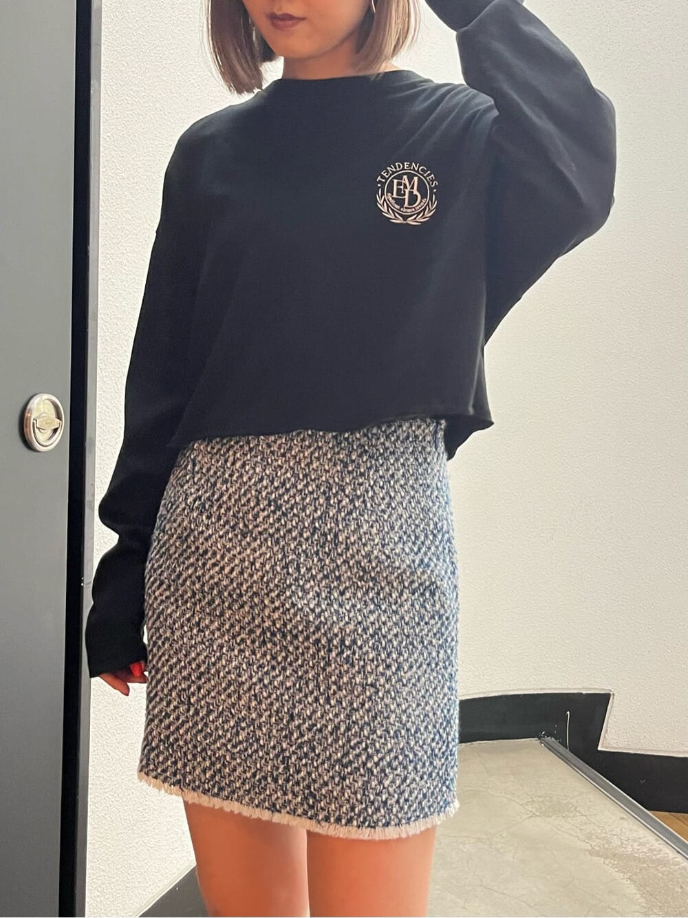 ブラック系のブーツ、グレー系のスカート、ブラック系のTシャツ/カットソーを着用したレディースの秋コーディネートの6枚目の写真
