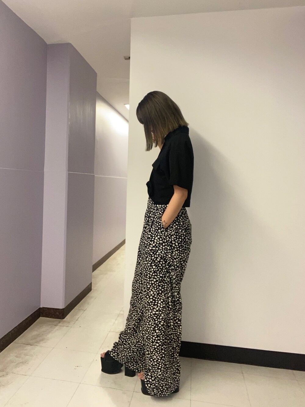 ブラック系のシャツ/ブラウス、その他のその他パンツ、ブラック系のサンダルを着用したレディースの春コーディネートの2枚目の写真